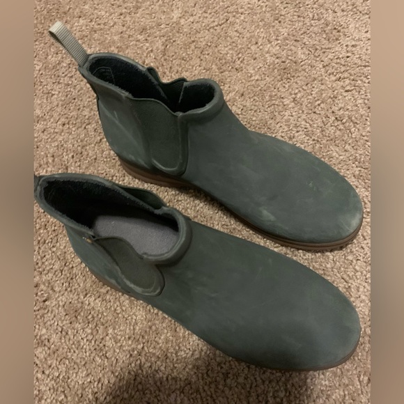Women’s size 6 bogs booties. - Picture 2 of 4